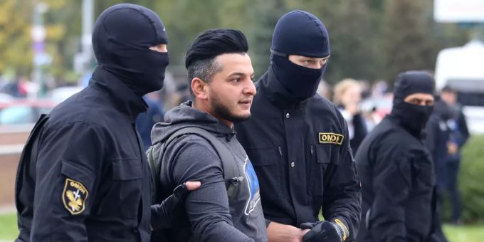 Ein Demonstrant in Belarus wird verhaftet. Belarus