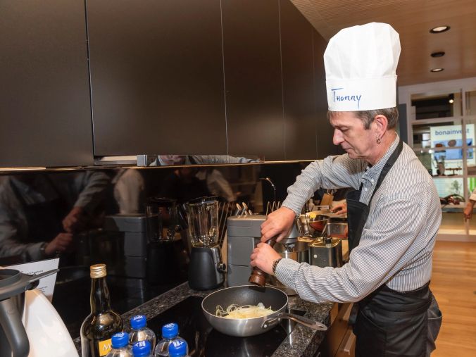 Thommy peppt die Zwiebeln auf.