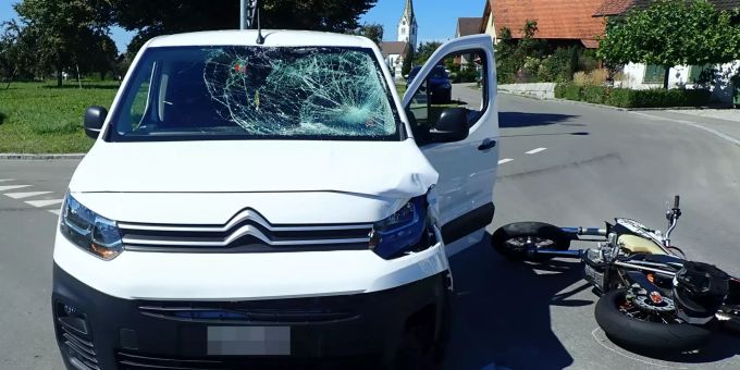 Das Motorrad liegt neben dem beschädigten Auto. Sommeri Unfall