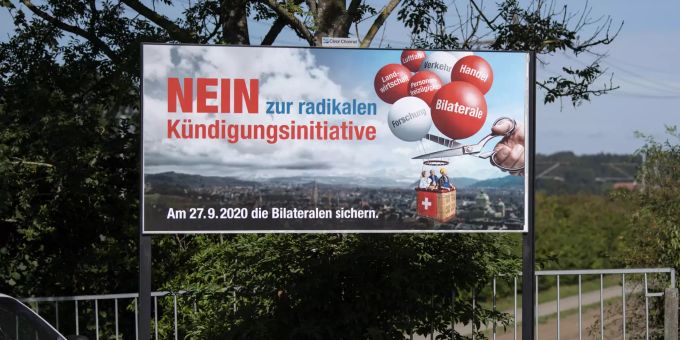 Ein Abstimmungsplakat zur Begrenzungsinitiative hängt bei einer Wiese, am Donnerstag, 27. August 2020, in Rubigen BE. Begrenzungsinitiative Plakat