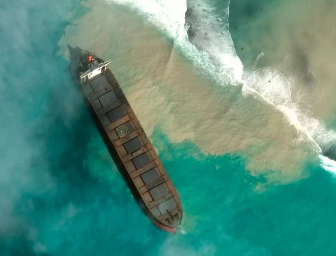 Ein Satellitenbild zeigt den verunglückten Frachter vor Mauritius und das sich anbahnende Ausmass der Ölverschmutzung. Frachter
