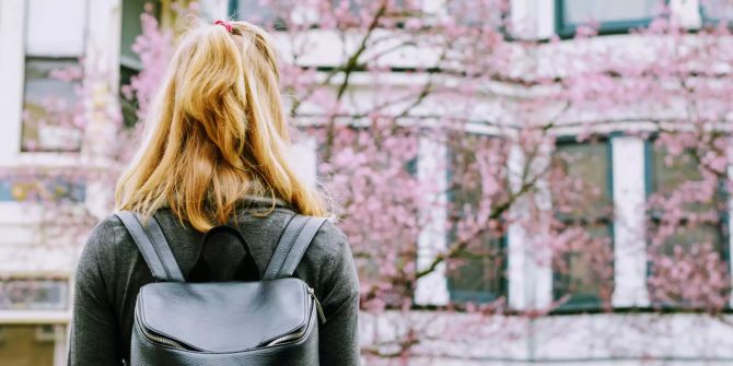 Junge Frau mit Rucksack