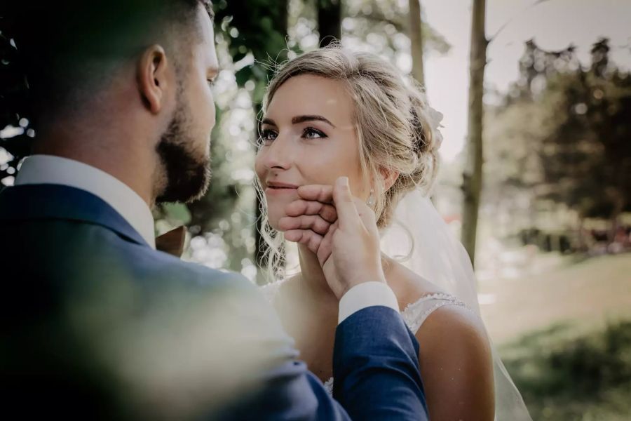 Kräftiges Make-up als Kontrast zum weissen Kleid.