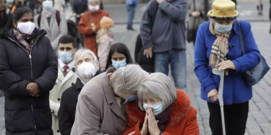 Betende Gläubige während einer Messe auf dem Altstädter Ring in Prag. Derzeit hat Tschechien mit rasant steigenden Infektionszahlen zu kämpfen. Foto: Petr David Josek/AP/dpa