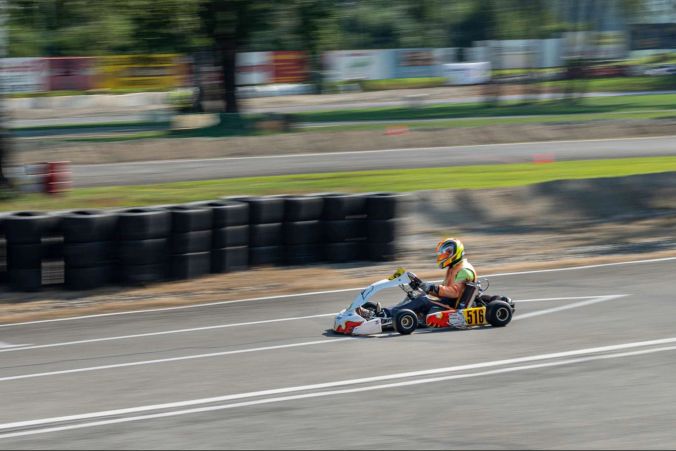 Schnell unterwegs: Fahrer Nr. 516 auf der Kart-Bahn in Wohlen AG.
