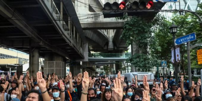 Drei Finger hoch - die Geste der Protestbewegung. Thailand