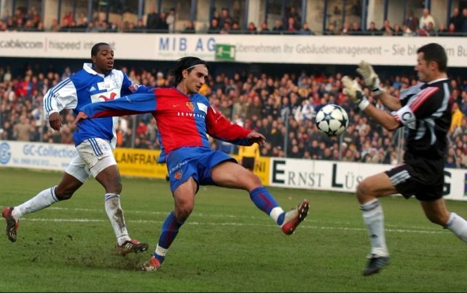 Hakan Yakin im Trikot des FC Basel. Hakan Yakin FC Basel