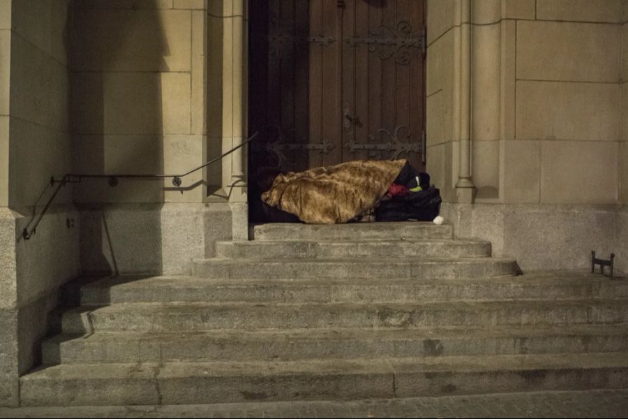 Obwohl die Nächte eisig kalt sind, übernachten manche Obdachlose in der Schweiz weiterhin draussen.