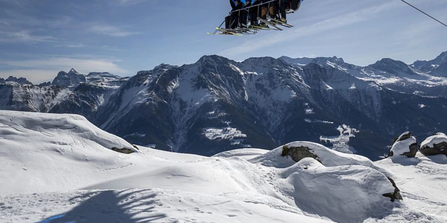 Nach dem Supersommer haben die Schweizer Bergbahnen einen Traumstart in die Wintersaison erlebt. Dank dem strahlenden Wetter und dem vielen Schnee wurden die Skigebiete überrannt. Es fuhren so viele Leute auf den Pisten wie selten. (Archivbild)