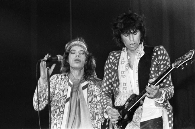 Mick Jagger, links, und Keith Richards, am 15. Juni 1976 beim Konzert der Rolling Stones im Hallenstadion in Zürich. keith richards