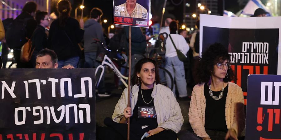 Israelis nehmen an einem Protest teil, nachdem das israelische Militär bekannt gegeben hat, dass drei Geiseln im Gazastreifen durch eigenen Beschuss getötet wurden. Foto: Ilia Yefimovich/dpa