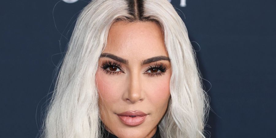 kim kardashian, blond, roter teppich