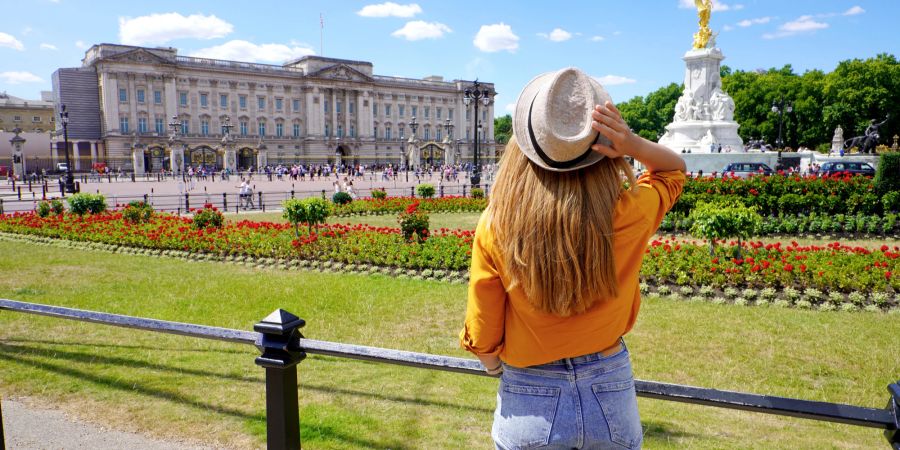 Frau in Wien mit Rücken zur Kamera.