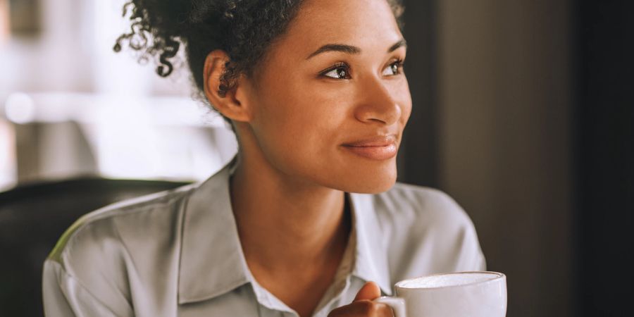 Frau Lächeln Kaffee Zufreidenheit