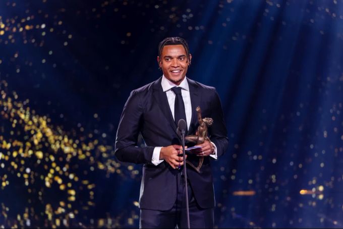 Manuel Akanji erhält an den Sports Awards die Auszeichnung zum MVP des Jahres. Manuel Akanji
