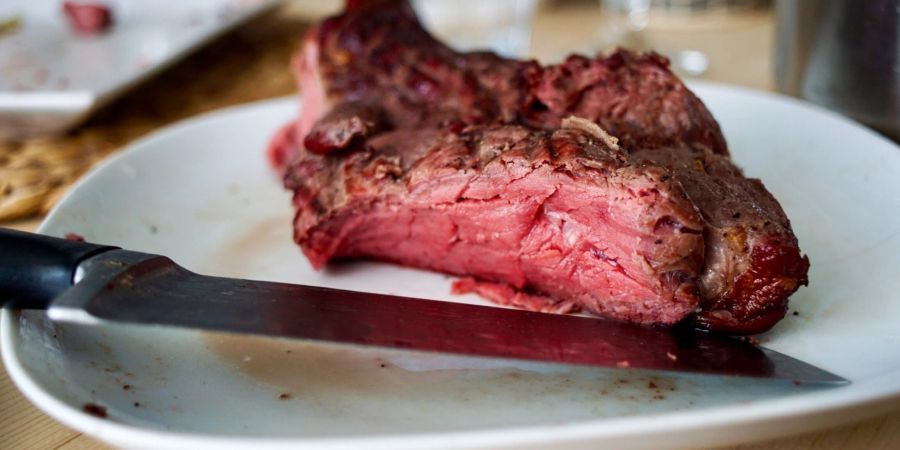 rotes fleisch auf teller