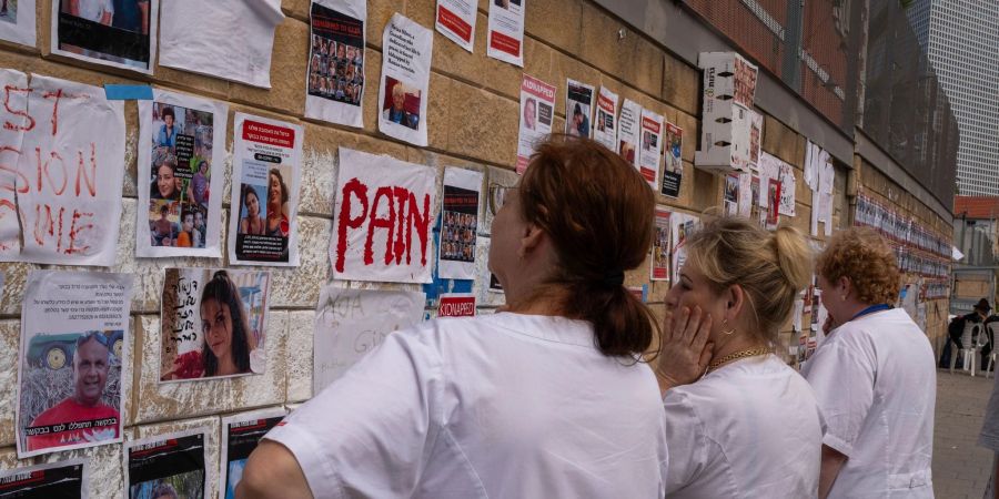 Menschen betrachten in Tel Aviv Fotos von Israelis, die als Geiseln in den Gazastreifen verschleppt wurden.
