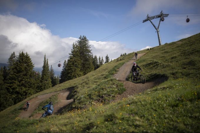 Sie haben Freude am schönen Herbstwetter: Mountainbiker in Arosa Lenzerheide. Arosa Lenzerheide
