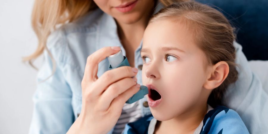Immer mehr Kinder leiden an Asthma. Woran das liegen kann, zeigen wir auf.