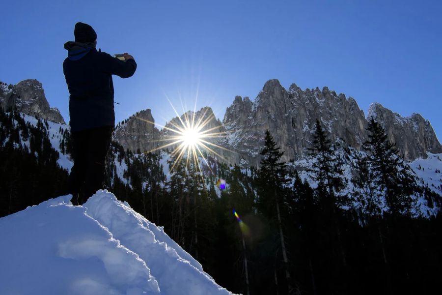 Der Tourismusort ist sonst für die Bergkette Gastlosen sowie für das Grossmutterloch bekannt.