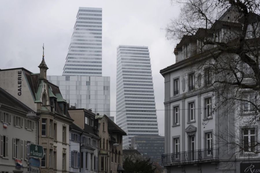 Im September 2022 wurde der zweite Roche-Turm (links) in Betrieb genommen. Dadurch sind rund 30'000 Quadratmeter Fläche frei geworden.