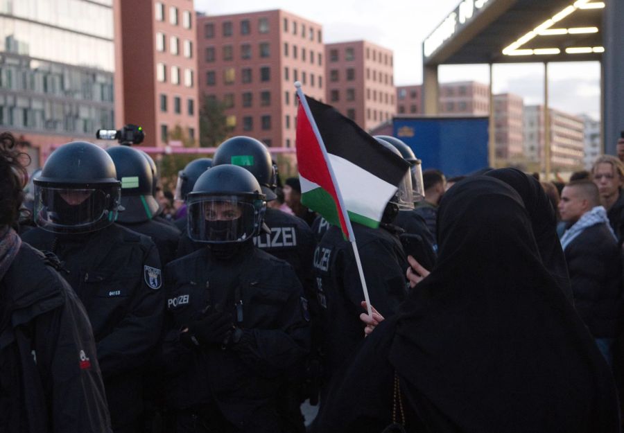 Polizisten sind bei einer verbotenen Pro-Palästina-Demonstration am Potsdamer Platz in Berlin im Einsatz. Paul Zinken/dpa