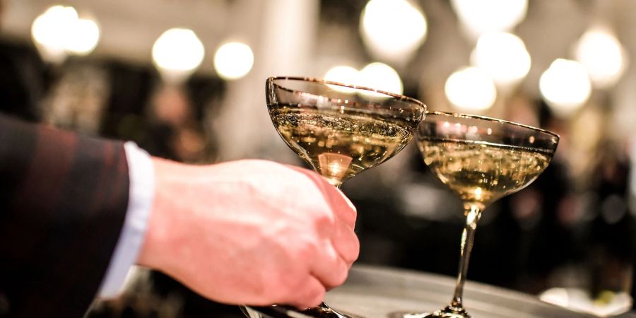 Zu Weihnachten und zum Jahreswechsel tischen die Menschen in Frankreich gerne richtig gut auf - in diesem Jahr aber sparen sie bei Champagner, Räucherlachs und Gänseleberpastete.