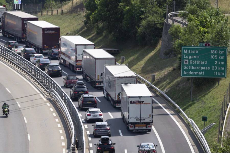 Das Astra rechnet vor allem auch beim Gotthard und San Bernardino mit langen Wartezeiten.