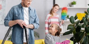 Familie reinigt Zuhause