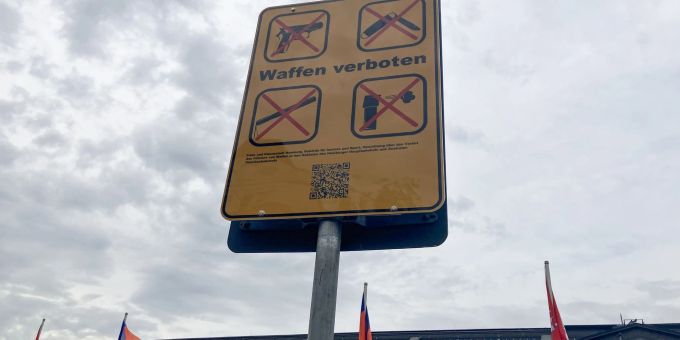 Ein erstes Hinweisschild zum Waffenverbot steht am Hamburger Hauptbahnhof. Ein erstes Hinweisschild zum Waffenverbot steht am Hamburger Hauptbahnhof.