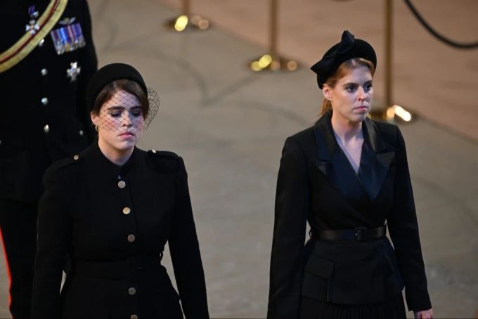 Prinz Harry ist eng mit Prinzessin Eugenie (l.) und Prinzessin Beatrice (r.) befreundet – hier bei der Teilnahme an der königlichen Mahnwache für Königin Elizabeth II. Prinz Harry Prinzessinnen