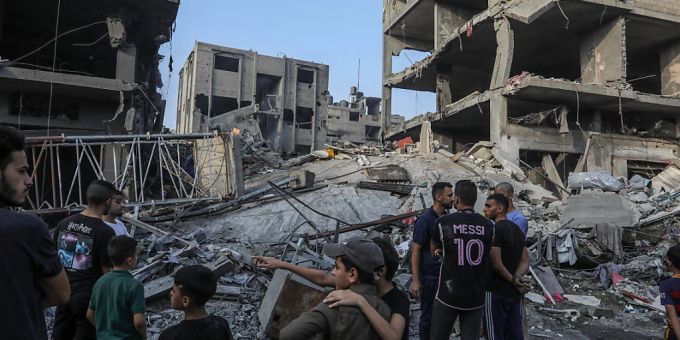 Palästinenser inspizieren die Trümmer eines Gebäudes, das in der Nacht von israelischen Luftangriffen auf das Flüchtlingslager Rafah getroffen wurde. Foto: Abed Rahim Khatib/dpa zerstörte häuser gaza