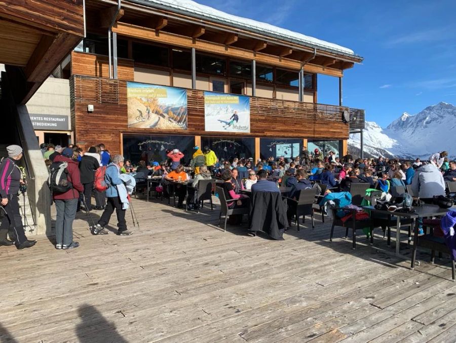 In der Bergbeiz im Skigebiet Lauchernalp VS zieht sich die Warteschlange bis nach draussen.