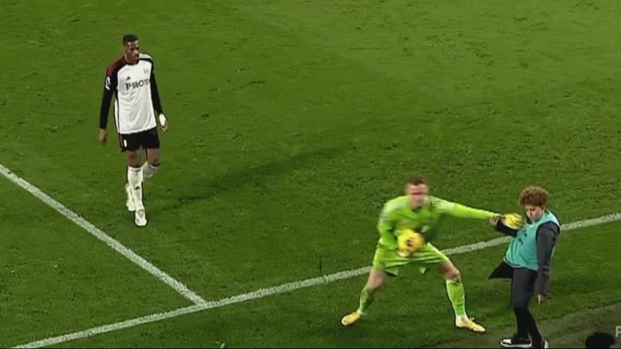 Bernd Leno nimmt einem Ball-Buben den Ball unsanft aus den Händen.