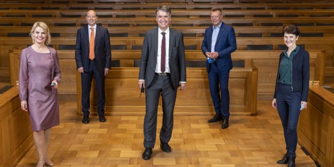 So wird der Gemeinderat von Bern bald nicht mehr aussehen. Lediglich Marieke Kruit (SP, ganz links) und Alec von Graffenried (Grüne Freie Liste, in der Mitte) werden 2024 wieder antreten. Gemeinderat Bern