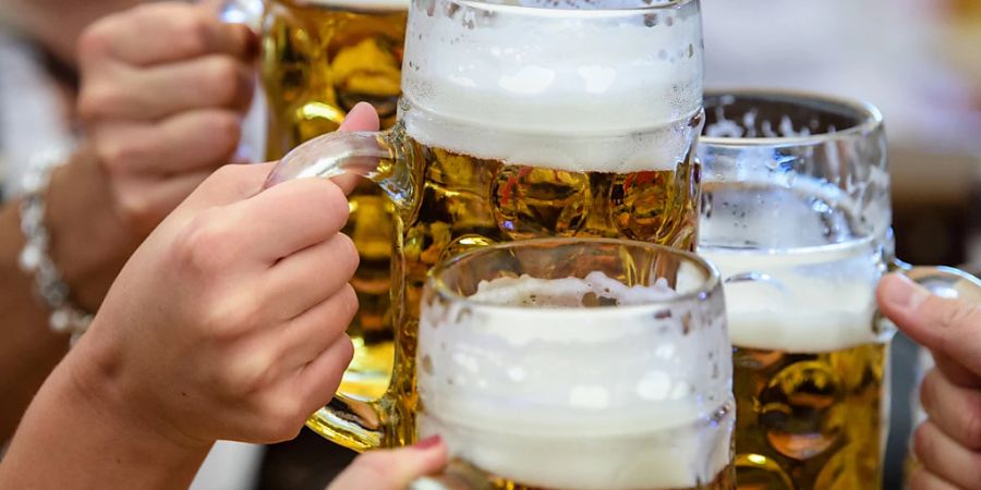 Die Menschen in der Schweiz haben von Oktober 2022 bis September 2023 weniger Bier getrunken als in der Vorjahresperiode. (Symbolbild)