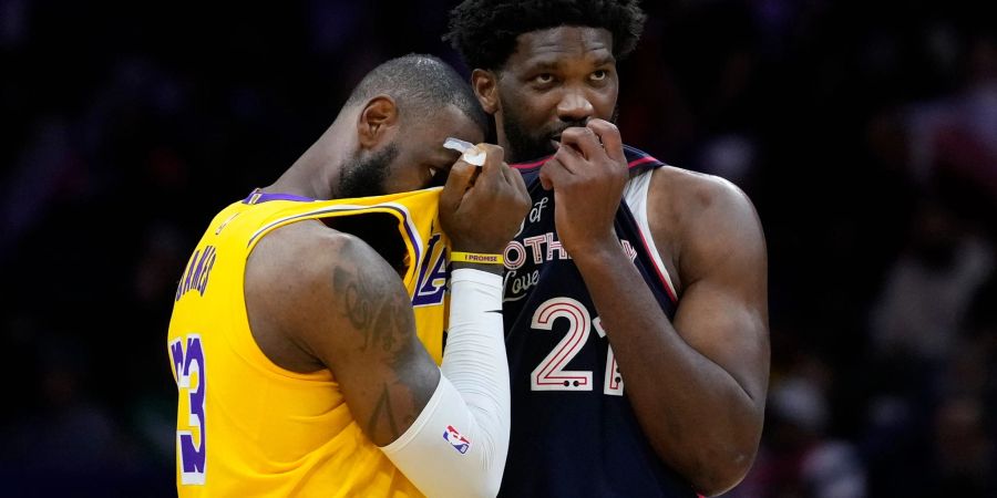 Lakers-Superstar LeBron James (l) kassierte gegen Joel Embiid und die Philadelphia 76ers eine heftige Niederlage.