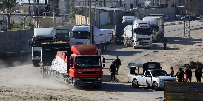 Waffenruhe - Lkw bringen weitere Hilfsgüter und Treibstoff nach Gaza