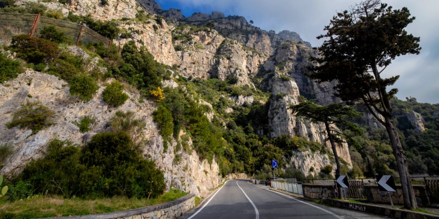 route SS163, Strasse mit Felsen drumherum