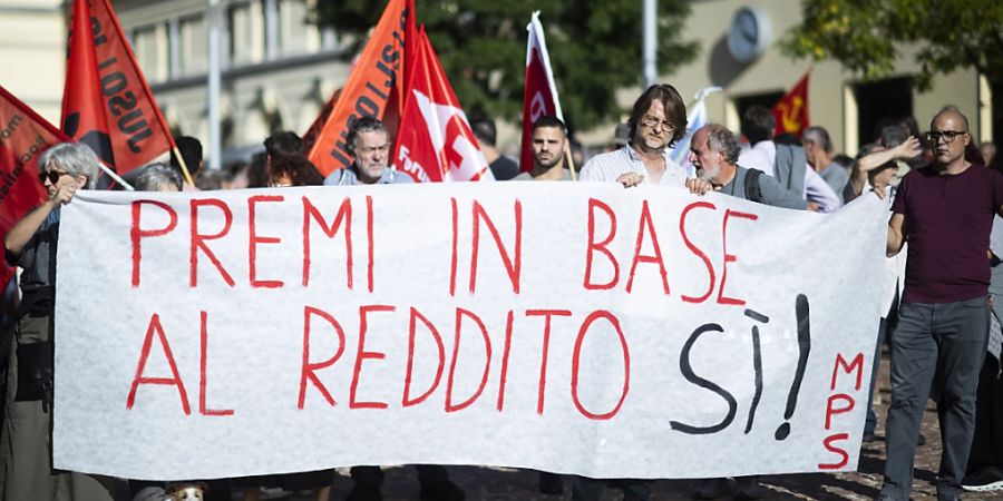 Finanzierung der Krankenkasse via Lohnprozente: Eine der Forderungen an der Kundgebung vom Samstag in Bellinzona.