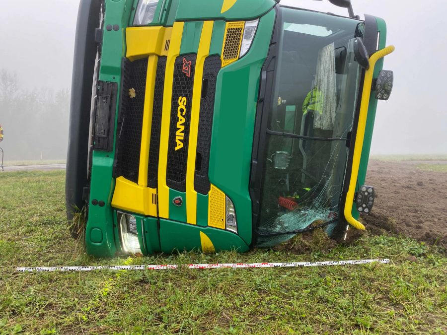 Das Lastwagenfahrer musste verletzt ins Spital gebracht werden.