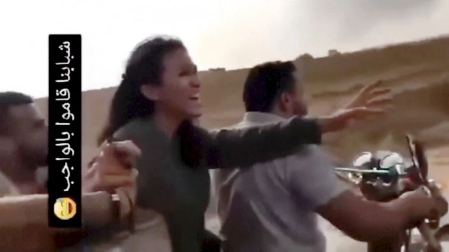 Emojis und Go-Pro-Videos: Die Extremisten benutzen die Bildsprache, die sich Teenager gewohnt sind. Diese Aufnahme zeigt, wie eine Frau von der Hamas verschleppt wird.