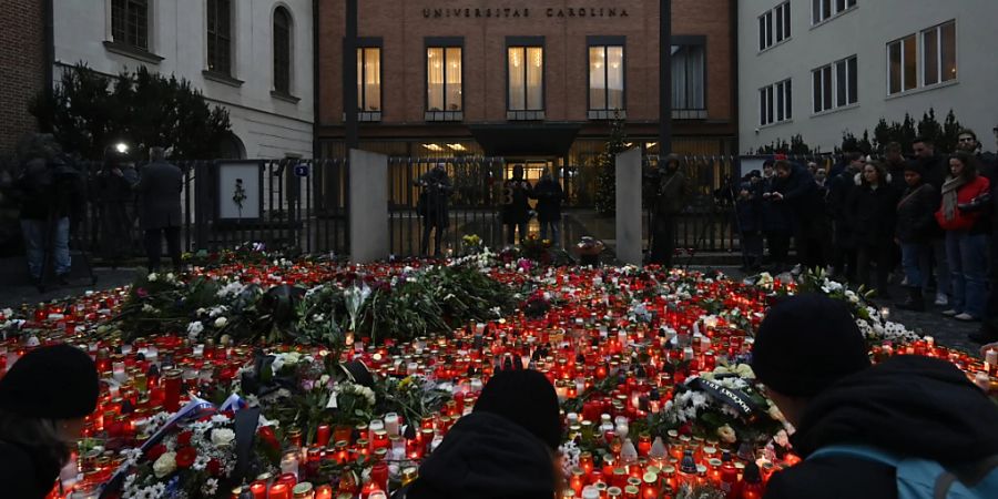 dpatopbilder - Trauernde legen Blumen für die Opfer der tragischen Schusswaffenattacke an der Philosophischen Fakultät der Karls-Universität nieder. Foto: Denes Erdos/AP/dpa