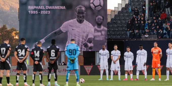 Die Spieler von Lugano und dem FCZ bei einer Schweigeminute zu Ehren des verstorbenen Raphael Dwamena. FCZ Raphael Dwamena