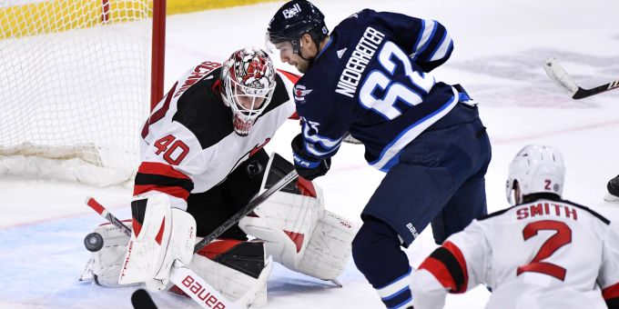 Devils-Goalie Akira Schmid pariert in der NHL gegen Landsmann Nino Niederreiter von den Jets. NHL