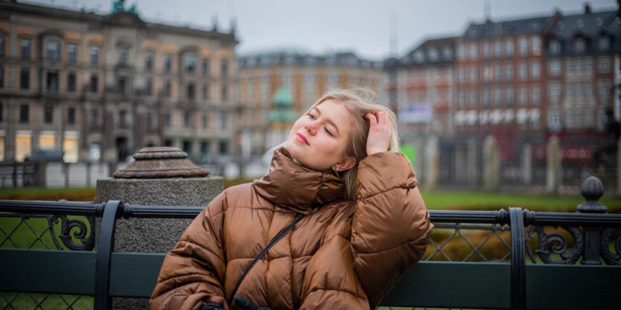 Frau in Kopenhagen auf einer bank