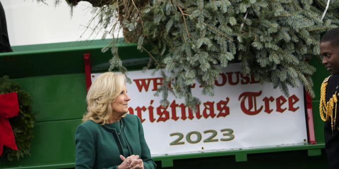 Für das Weisse Haus - First Lady nimmt Weihnachtsbaum in Empfang