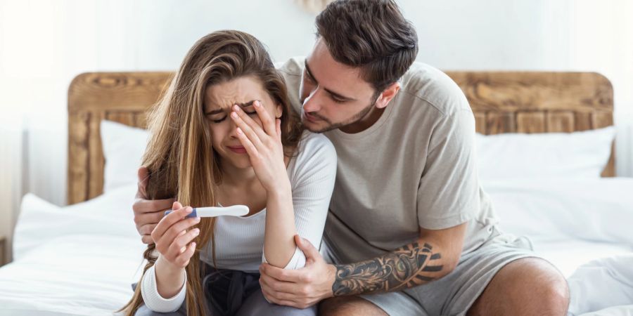 Paar mit negativem Schwangerschaftsstest