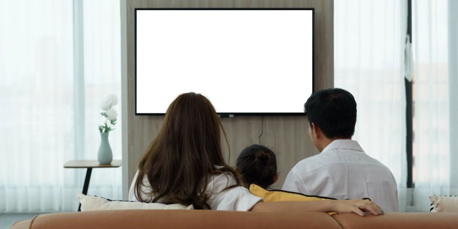 Familie im Wohnzimmer vor TV