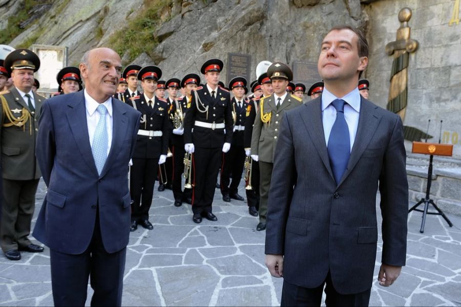 Der damalige russische Präsident Dmitri Medwedew besucht das Suworow-Denkmal in Begleitung von Hans-Rudolf Merz im Jahre 2009.